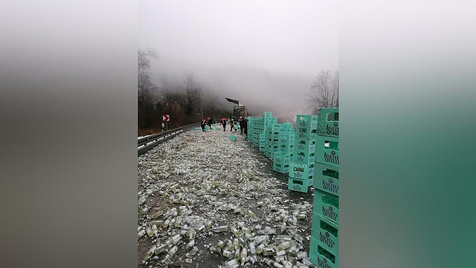 Weit verstreut lagen die zerbrochenen Flaschen auf der Fahrbahn.