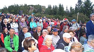 Der Bayerische Waldgau der Heimat-, Kultur- und Volkstrachtenvereine sowie der Bayerische Wald-Verein erwarten wieder Tausende Besucher am Arber. Der Bayerische Waldgau der Heimat-, Kultur- und Volkstrachtenvereine sowie der Bayerische Wald-Verein erwarten wieder Tausende Besucher am Arber.