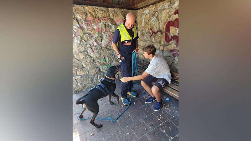 Polizeihauptkommissar Bernhard Meyerhofer findet mit seinem Diensthund Sesto Lukas.