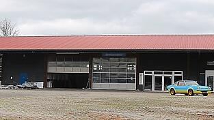Das ehemalige Autohaus in der Seefeldstraße in Eggmühl soll zu einer Flüchtlingsunterkunft umgebaut werden. Der Bauausschuss lehnte den Antrag auf Nutzungsänderung ab.