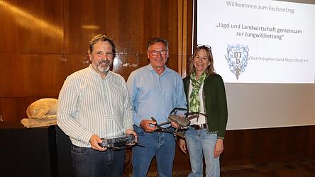 Christian Fruth, Karl Frank und Birgit Fruth informierten im vollen Butz-Saal &uuml;ber Ablauf und Pflichten bei der Jungwildrettung.