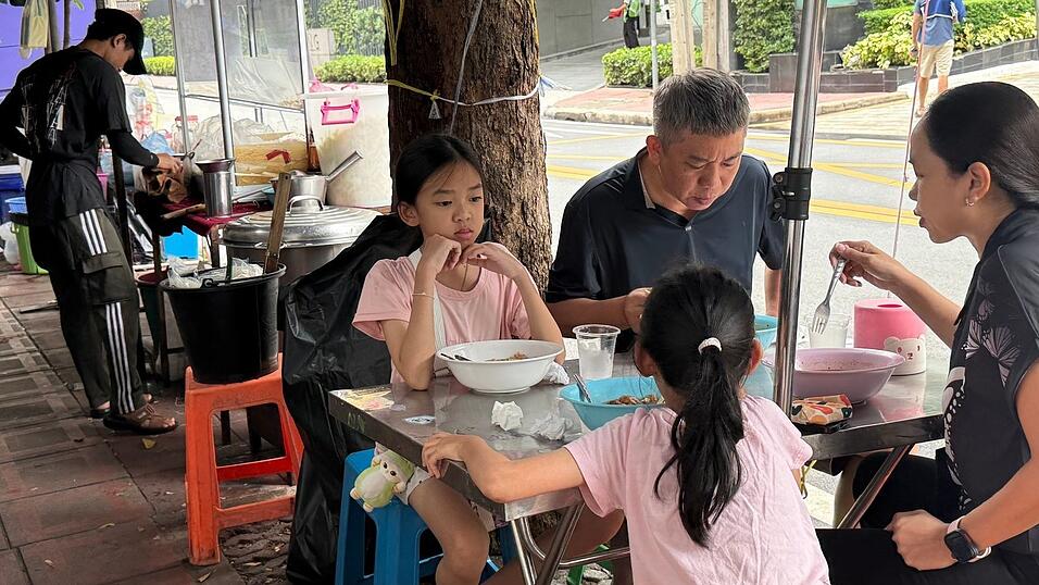 In Thailand nehmen die Menschen ihr Frühstück gerne im Freien ein, meist in einfachen Garküchen. In Thailand nehmen die Menschen ihr Frühstück gerne im Freien ein, meist in einfachen Garküchen.