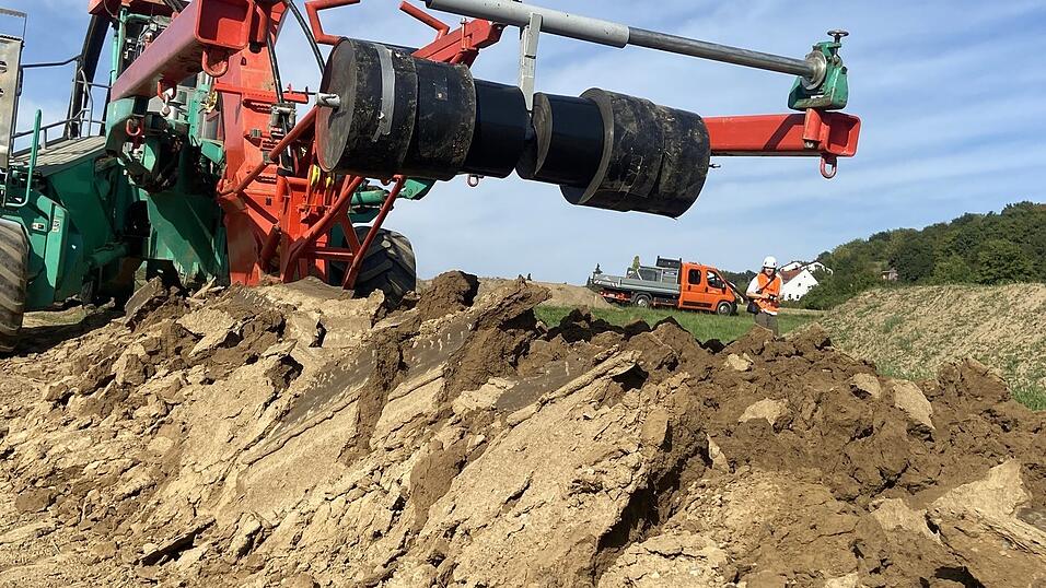 Der Pflug soll die Leitungen bodenschonend verlegen.