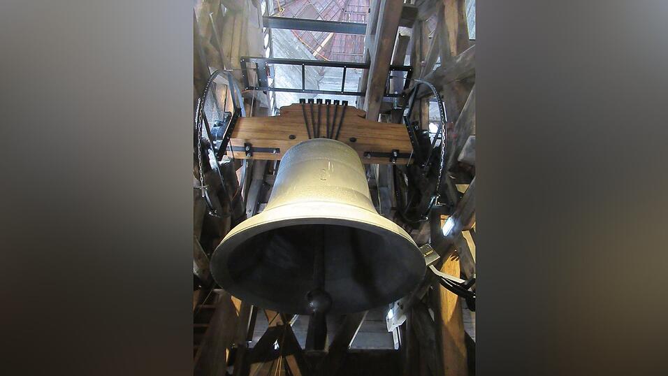 «Emmanuel», die größte Glocke der Kathedrale, hängt an neuen Trägerbalken.