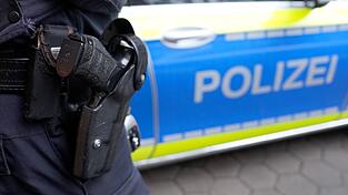 Der Mann bedrohte laut dem Polizeisprecher etwa zehn Personen mit seiner Axt. (Symbolbild) Der Mann bedrohte laut dem Polizeisprecher etwa zehn Personen mit seiner Axt. (Symbolbild)