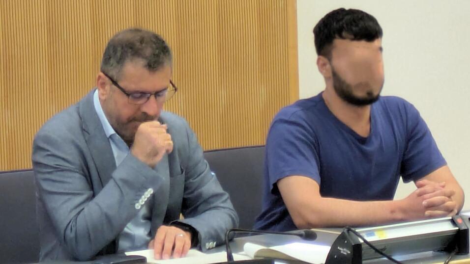 Der 28-jährige Täter (rechts, zusammen mit seinem Dolmetscher) hatte einen Landsmann in sein Haus gelockt und massiv attackiert. Der 28-jährige Täter (rechts, zusammen mit seinem Dolmetscher) hatte einen Landsmann in sein Haus gelockt und massiv attackiert.