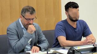 Der 28-jährige Täter (rechts, zusammen mit seinem Dolmetscher) hatte einen Landsmann in sein Haus gelockt und massiv attackiert.