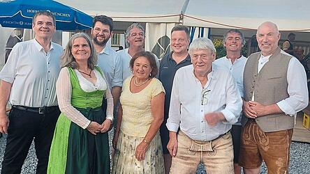 Freuten sich &uuml;ber das gelungene Fest: B&uuml;rgermeister Michael Krumbucher (links), MdL Johannes Becher (3. v. l.) und Hans Neumaier (3. v. r.) mit G&auml;sten.