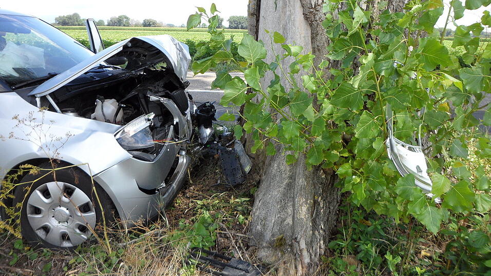 Ein 73-jähriger Autofahrer ist in Straubing aufgrund eines medizinischen Notfalls von der Fahrbahn abgekommen und gegen einen Baum geprallt. Ein 73-jähriger Autofahrer ist in Straubing aufgrund eines medizinischen Notfalls von der Fahrbahn abgekommen und gegen einen Baum geprallt.