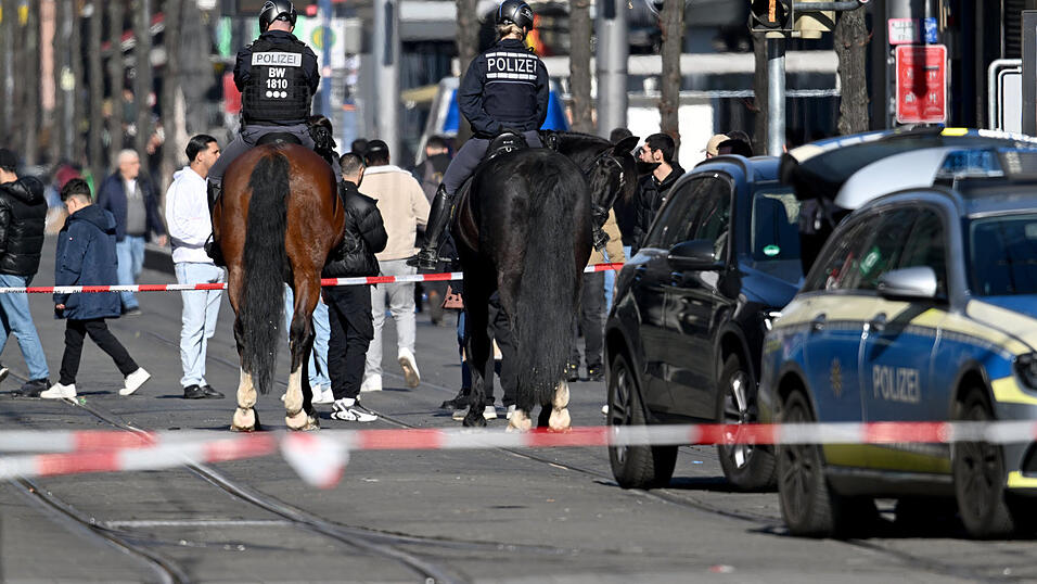 Berittene Polizisten sind bei einem Großeinsatz der Polizei in der Innenstadt zu sehen. Nach einem Vorfall mit einem Auto in der Mannheimer Innenstadt mit mindestens einem Toten und mehreren Verletzten ist der mutmaßliche Fahrer nach Polizeiangaben festgenommen worden. Nach Polizeiangaben war ein Fahrzeug in eine Menschenmenge gefahren.