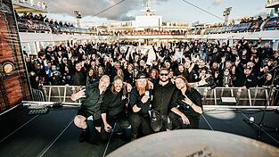 Vier Tage Ausnahmezustand auf der Ostsee: Seasons in Black waren in diesem Jahr auf der „Full Metal Cruise“ - einer Kreuzfahrt mit lauter Metalheads. Hier erlebten sich wohl die emotionalsten Momente ihres Sommers. Vier Tage Ausnahmezustand auf der Ostsee: Seasons in Black waren in diesem Jahr auf der „Full Metal Cruise“ - einer Kreuzfahrt mit lauter Metalheads. Hier erlebten sich wohl die emotionalsten Momente ihres Sommers.