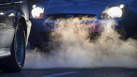 Von 2035 an könnten weiterhin Verbrenner zugelassen werden - aber nur unter bestimmten Bedingungen. Die EU-Kommission will kommende Woche konkrete Vorschläge präsentieren. Von 2035 an könnten weiterhin Verbrenner zugelassen werden - aber nur unter bestimmten Bedingungen. Die EU-Kommission will kommende Woche konkrete Vorschläge präsentieren.