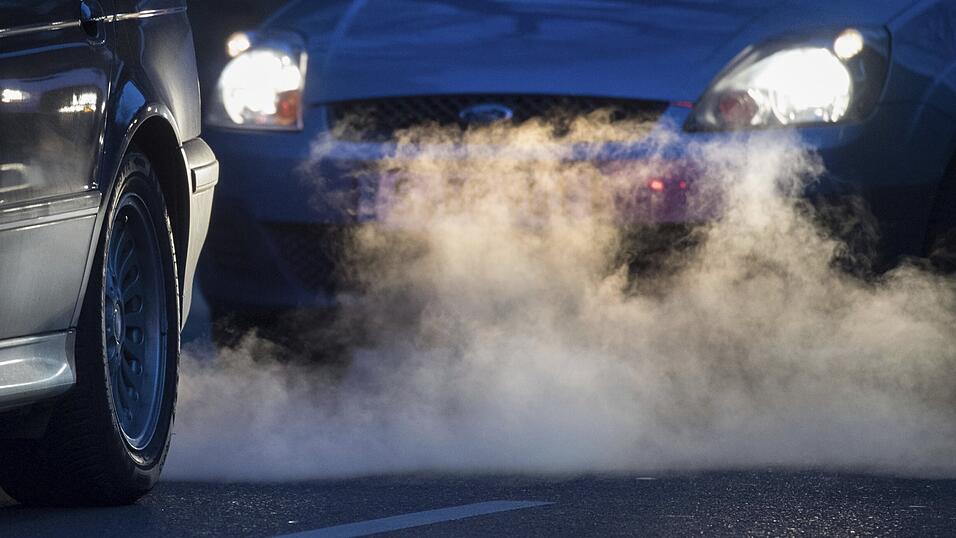Von 2035 an könnten weiterhin Verbrenner zugelassen werden - aber nur unter bestimmten Bedingungen. Die EU-Kommission will kommende Woche konkrete Vorschläge präsentieren. Von 2035 an könnten weiterhin Verbrenner zugelassen werden - aber nur unter bestimmten Bedingungen. Die EU-Kommission will kommende Woche konkrete Vorschläge präsentieren.