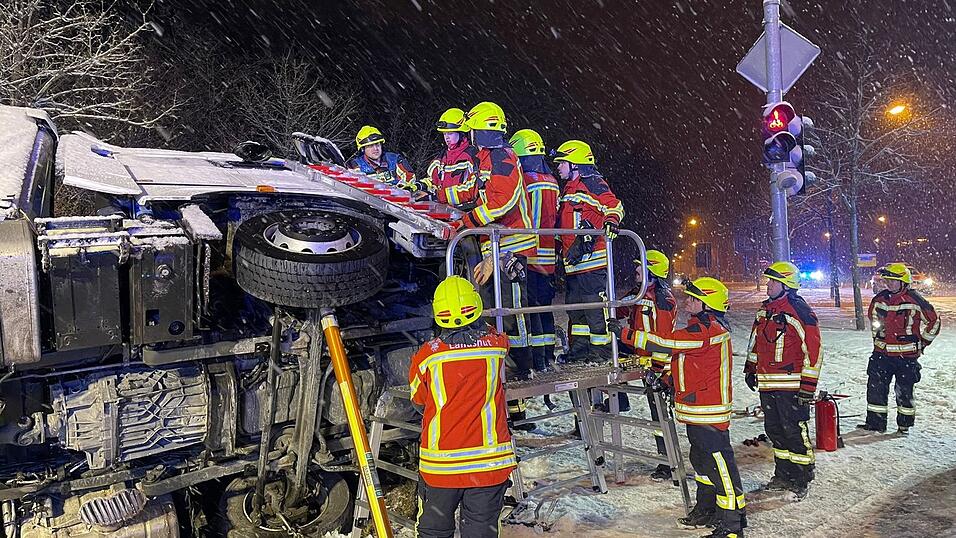 Ein Lastwagen ist am Kaserneneck in den Graben gerutscht.