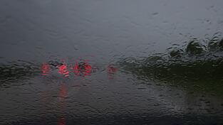 Auf der nassen Fahrbahn verliert der Fahrer die Kontrolle über den Wagen. (Symbolbild) Auf der nassen Fahrbahn verliert der Fahrer die Kontrolle über den Wagen. (Symbolbild)