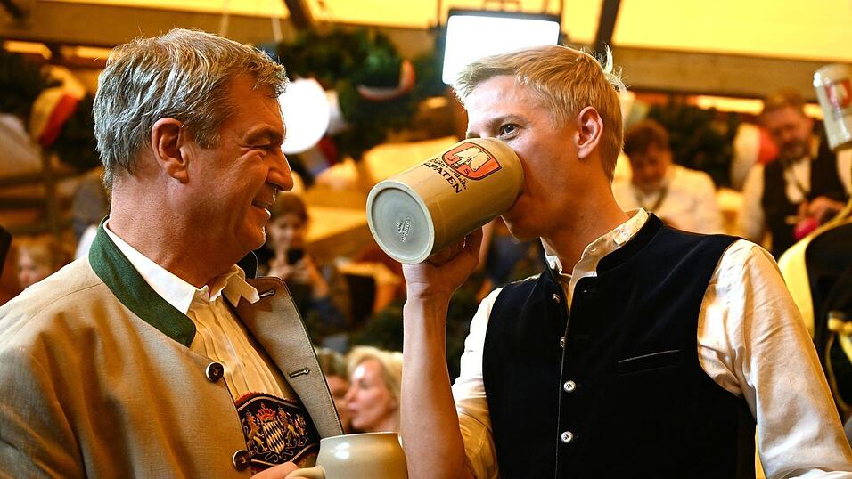 CSU-Chef Söder schaut Krause beim Trinken zu. CSU-Chef Söder schaut Krause beim Trinken zu.