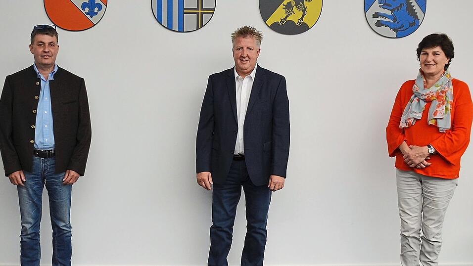 Bürgermeister Johann Schiller mit 2. Bürgermeisterin Gabi Aichner und Markus Linnert, dem Stellvertreter für beide Bürgermeister, links.