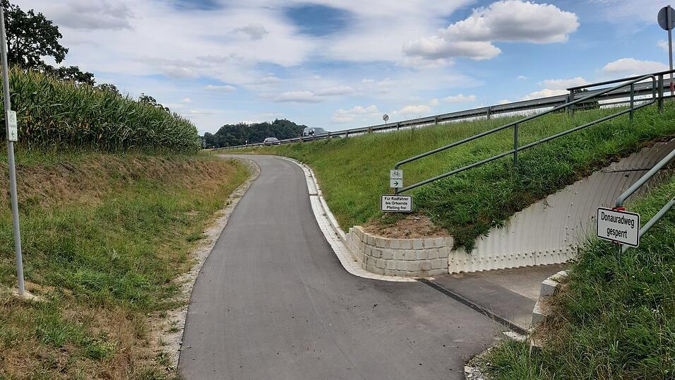 Die Situation kennt jeder Radler: Um die Steigung ohne Anstrengung nehmen zu können, wird kräftig Schwung geholt. Ein Radler von rechts kommend braucht dann auf alle Fälle gute Bremsen und beide Radler gute Nerven. Die Situation kennt jeder Radler: Um die Steigung ohne Anstrengung nehmen zu können, wird kräftig Schwung geholt. Ein Radler von rechts kommend braucht dann auf alle Fälle gute Bremsen und beide Radler gute Nerven.