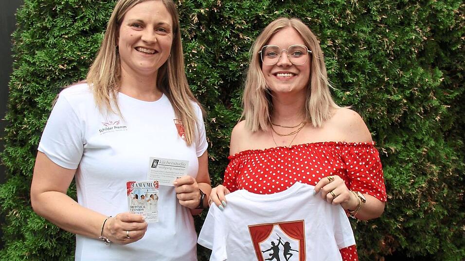 Julia Mauerer (links) und Vorsitzende Amelie Huber präsentieren die neuen Vereinsshirts. Julia Mauerer (links) und Vorsitzende Amelie Huber präsentieren die neuen Vereinsshirts.