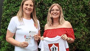 Julia Mauerer (links) und Vorsitzende Amelie Huber präsentieren die neuen Vereinsshirts.