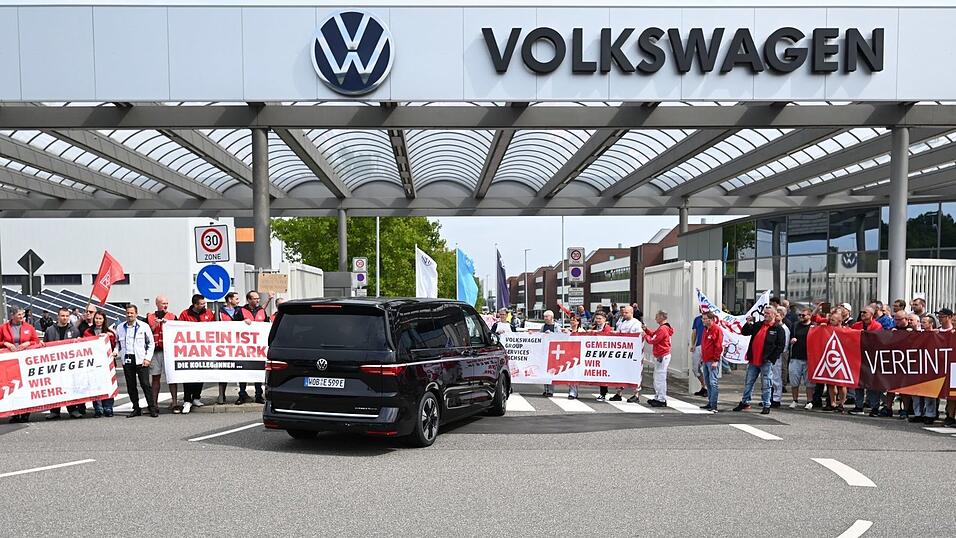 Mitarbeiter empfangen VW-Chef Blume in Zwickau. (Archivbild) Mitarbeiter empfangen VW-Chef Blume in Zwickau. (Archivbild)