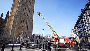 Großeinsatz in London: Ein Mann ist auf den Turm mit der Glocke Big Ben geklettert. Großeinsatz in London: Ein Mann ist auf den Turm mit der Glocke Big Ben geklettert.