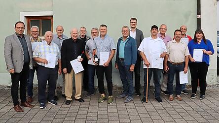 Diese Gr&uuml;ndungsmitglieder wurden von stellvertretendem Landrat Martin Stoiber (links), stellvertretender B&uuml;rgermeisterin Karin Hirschberger (rechts) und Vorsitzendem Volker Ferstl (Sechster von rechts) ausgezeichnet. Seinem Vorg&auml;nger Josef Keller (Vierter von links) wurde eine besondere Ehre zuteil.