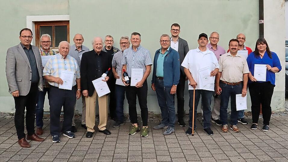 Diese Gründungsmitglieder wurden von stellvertretendem Landrat Martin Stoiber (links), stellvertretender Bürgermeisterin Karin Hirschberger (rechts) und Vorsitzendem Volker Ferstl (Sechster von rechts) ausgezeichnet. Seinem Vorgänger Josef Keller (Vierter von links) wurde eine besondere Ehre zuteil. Diese Gründungsmitglieder wurden von stellvertretendem Landrat Martin Stoiber (links), stellvertretender Bürgermeisterin Karin Hirschberger (rechts) und Vorsitzendem Volker Ferstl (Sechster von rechts) ausgezeichnet. Seinem Vorgänger Josef Keller (Vierter von links) wurde eine besondere Ehre zuteil.