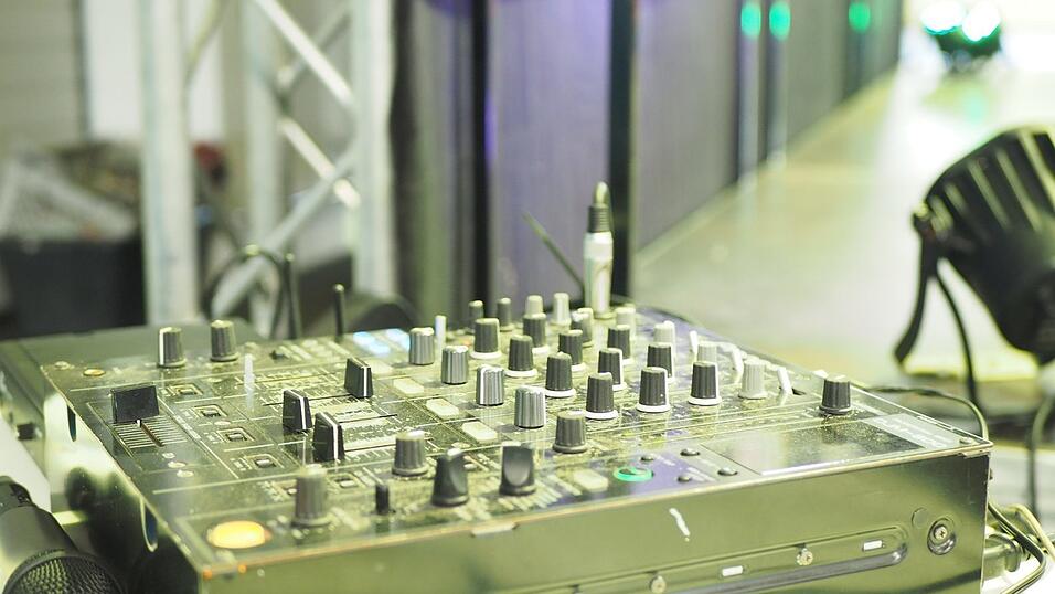 Rund 40 Aussteller und etwa 90 Tattoo-Künstler sind auf der Tattoo Convention in Straubing vertreten. Rund 40 Aussteller und etwa 90 Tattoo-Künstler sind auf der Tattoo Convention in Straubing vertreten.