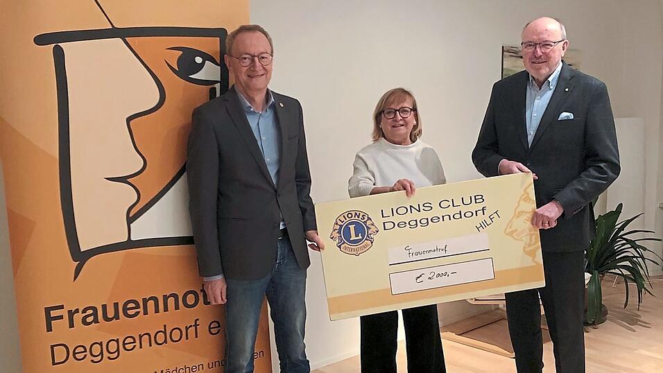 Die Scheckübergabe mit (v. l.) Professor Dr. Siegfried Wagner, Präsident des Deggendorfer Lions-Clubs, Hans Würf, Vorsitzender des Lions-Hilfswerkes, und Beate Lausch-Bernreiter, Vorsitzende des Frauennotrufes. Foto: Frauennotruf Die Scheckübergabe mit (v. l.) Professor Dr. Siegfried Wagner, Präsident des Deggendorfer Lions-Clubs, Hans Würf, Vorsitzender des Lions-Hilfswerkes, und Beate Lausch-Bernreiter, Vorsitzende des Frauennotrufes. Foto: Frauennotruf