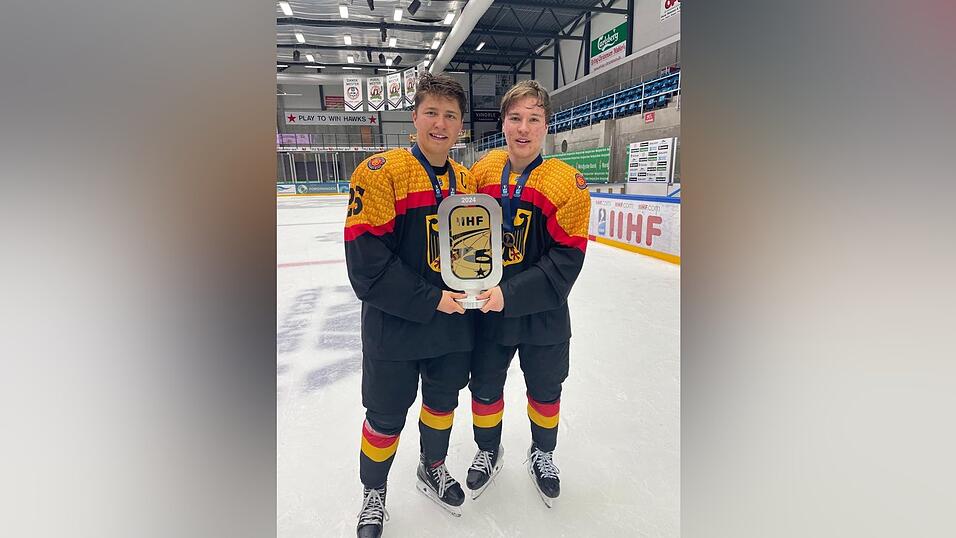Mit jeweils fünf Scorer-Punkten hatten Kapitän Tobias Schwarz (li.) und Simon Seidl (re.) vom EVL großen Anteil an den fünf WM-Siegen der deutschen U18-Nationalmannschaft. Mit jeweils fünf Scorer-Punkten hatten Kapitän Tobias Schwarz (li.) und Simon Seidl (re.) vom EVL großen Anteil an den fünf WM-Siegen der deutschen U18-Nationalmannschaft.