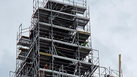 Der Kirchturm ist kaum mehr als solcher zu erkennen. 