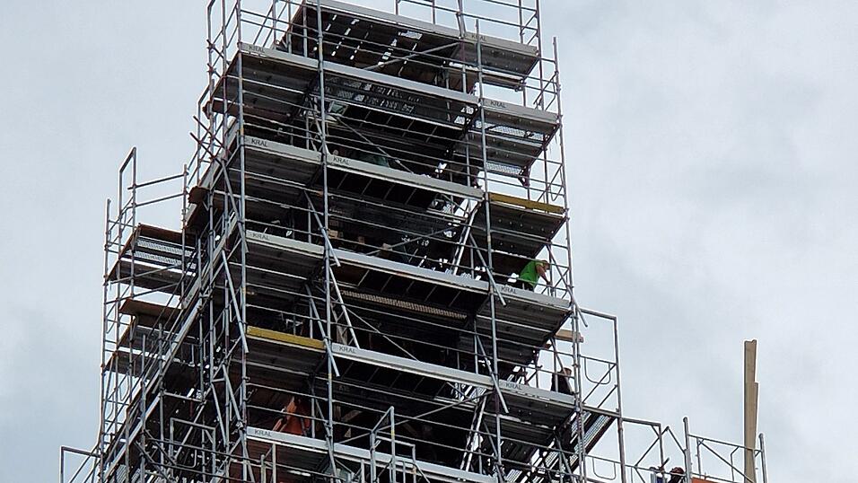 Der Kirchturm ist kaum mehr als solcher zu erkennen. 