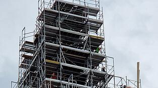 Der Kirchturm ist kaum mehr als solcher zu erkennen. 