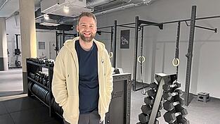 Maxi Gröller hat mit der „Iron Lounge“ sein erstes eigenes Studio für Kraft- und Ausdauersport eröffnet.