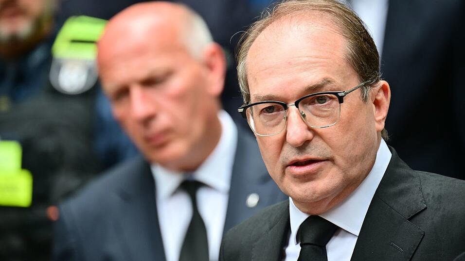 Allein auf Deradikalisierung zu setzen, «wäre sicherlich naiv», sagt Innenminister Dobrindt. Allein auf Deradikalisierung zu setzen, «wäre sicherlich naiv», sagt Innenminister Dobrindt.
