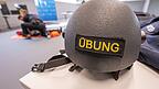 'Übung' steht auf einem Helm im 2020 eröffneten Polizei-Trainingszentrum Regensburg. Straubing wartet auf die Realisierung einer solchen Einrichtung für das Präsidium Niederbayern.