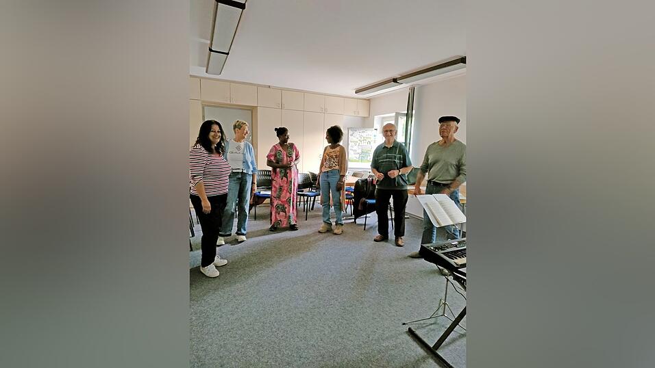 Der Gospelchor bei der ersten Probe im Jugendcenter 4You.