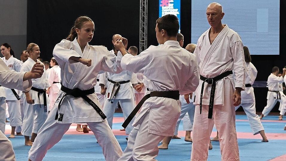 Jennifer Krebs im Masterkus unter Anleitung von Kursleiter Manfred Schmoigl (rechts). Jennifer Krebs im Masterkus unter Anleitung von Kursleiter Manfred Schmoigl (rechts).