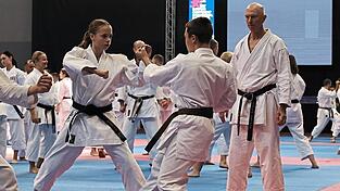Jennifer Krebs im Masterkus unter Anleitung von Kursleiter Manfred Schmoigl (rechts). Jennifer Krebs im Masterkus unter Anleitung von Kursleiter Manfred Schmoigl (rechts).