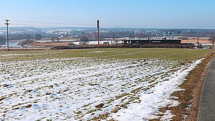 Wer könnte sich neben McDonald’s und Mömax noch an der Kagerstraße ansiedeln, welches Sortiment macht Sinn? Mit dieser Frage beschäftigt sich gerade ein Investor, der von der Stadt für die Dauer von zwei Jahren die Zusage zur Bebauung des Filetstücks hat, sollte sein Konzept mit den Vorstellungen des Stadtrates einhergehen. Wer könnte sich neben McDonald’s und Mömax noch an der Kagerstraße ansiedeln, welches Sortiment macht Sinn? Mit dieser Frage beschäftigt sich gerade ein Investor, der von der Stadt für die Dauer von zwei Jahren die Zusage zur Bebauung des Filetstücks hat, sollte sein Konzept mit den Vorstellungen des Stadtrates einhergehen.