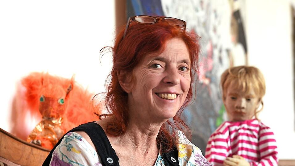 Gaby Weißenfels mit ihren Puppen - jede ist handgefertigt und erzählt ihre eigene Geschichte. Gaby Weißenfels mit ihren Puppen - jede ist handgefertigt und erzählt ihre eigene Geschichte.