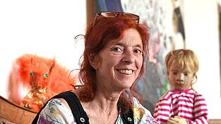 Gaby Weißenfels mit ihren Puppen - jede ist handgefertigt und erzählt ihre eigene Geschichte. Gaby Weißenfels mit ihren Puppen - jede ist handgefertigt und erzählt ihre eigene Geschichte.