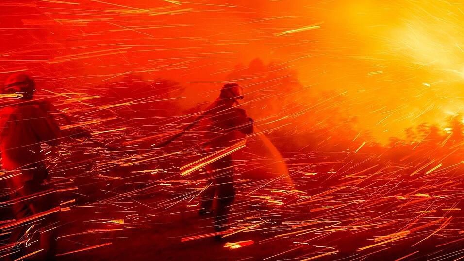 In Südkalifornien - wie hier im San Diego County - kämpft die Feuerwehr weiter gegen Brände an. In Südkalifornien - wie hier im San Diego County - kämpft die Feuerwehr weiter gegen Brände an.