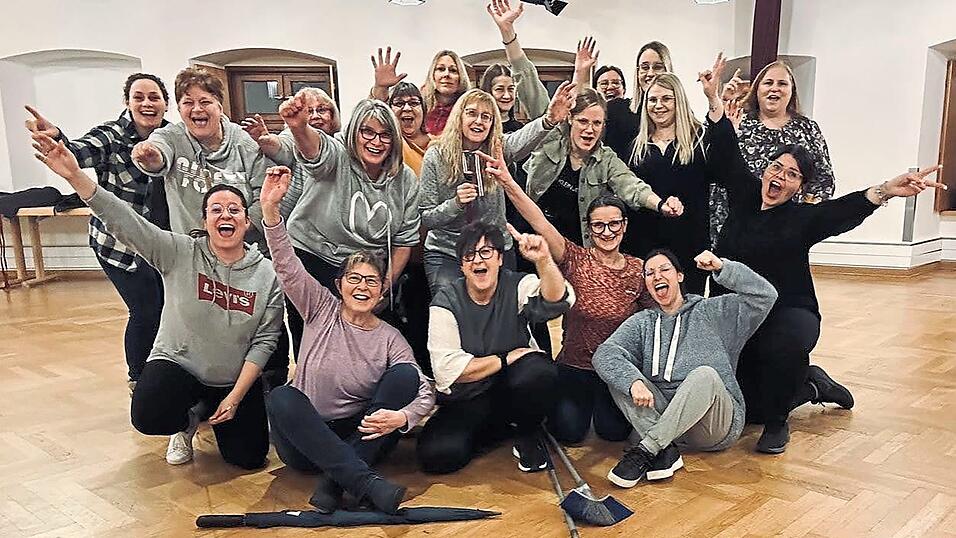 Sind bereit f&uuml;r ihren go&szlig;en Auftritt am unsinnigen Donnerstag: die Perh&uuml;tterer Hexen mit ihrer 'Chefin' Stefanie Zigan (Dritte von links, erste Reihe)