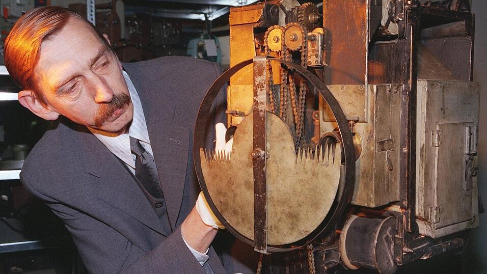 Das Bioskop, eine technische Neuerung, spielte zwei Filmstreifen abwechselnd und projizierte sie so auf die Leinwand. (Archivbild)