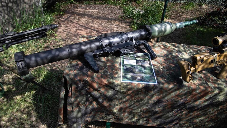 So sieht eine moderne Panzerfaust der Bundeswehr aus. In der Donau bei Mariaposching ist bei Niedrigwasser ein Teil einer solchen Waffe, n&auml;mlich der Sprengkopf, zum Vorschein gekommen. (Symbolbild)