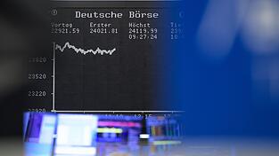 Weil es bei der gesetzlichen Rente eng wird, sollen die Menschen selbst über die Börse fürs Alter vorsorgen. (Symbolbild) Weil es bei der gesetzlichen Rente eng wird, sollen die Menschen selbst über die Börse fürs Alter vorsorgen. (Symbolbild)