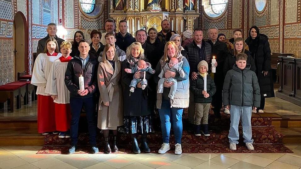 Die Familien der T&auml;uflinge mit ihren Eltern und Paten und dem Spender des Sakraments, Diakon Martin M&uuml;nch