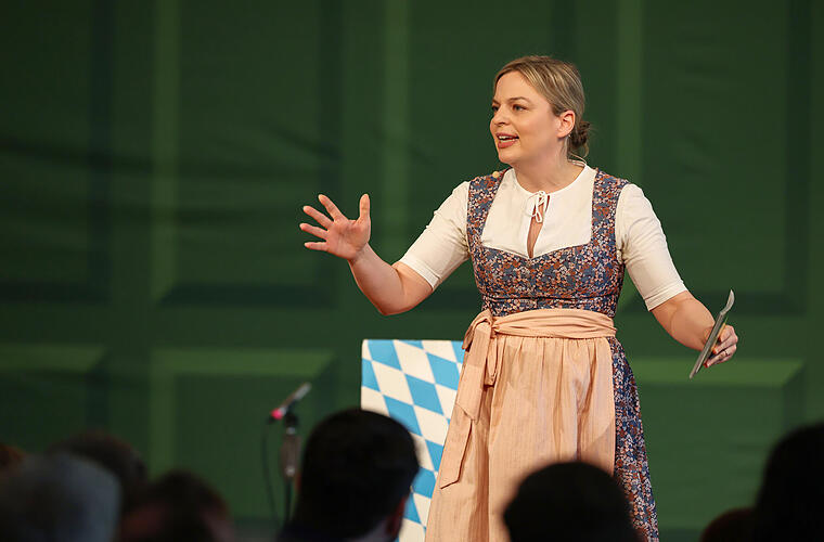 Die Landtagsfraktionsvorsitzende Katharina Schulze spricht beim politischen Aschermittwoch der Grünen. Der politische Aschermittwoch geht auf einen Viehmarkt im 19. Jahrhundert im niederbayerischen Vilshofen zurück, später folgten dort Kundgebungen des Bauernbundes. Lange wurde der politische Aschermittwoch überwiegend mit der CSU in Verbindung gebracht. C 1000 Landshut: Beginn (Bernlochner Saal, Ländtorplatz 2) +++ dpa-Bildfunk +++ Die Landtagsfraktionsvorsitzende Katharina Schulze spricht beim politischen Aschermittwoch der Grünen. Der politische Aschermittwoch geht auf einen Viehmarkt im 19. Jahrhundert im niederbayerischen Vilshofen zurück, später folgten dort Kundgebungen des Bauernbundes. Lange wurde der politische Aschermittwoch überwiegend mit der CSU in Verbindung gebracht. C 1000 Landshut: Beginn (Bernlochner Saal, Ländtorplatz 2) +++ dpa-Bildfunk +++